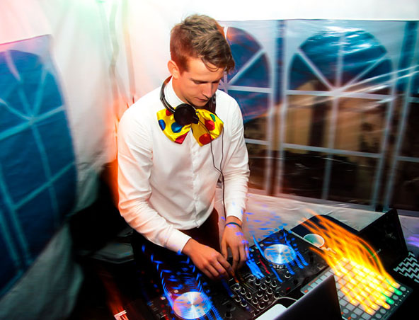 Wedding DJ Aaron - Melbourne Djs - Disc Jockey